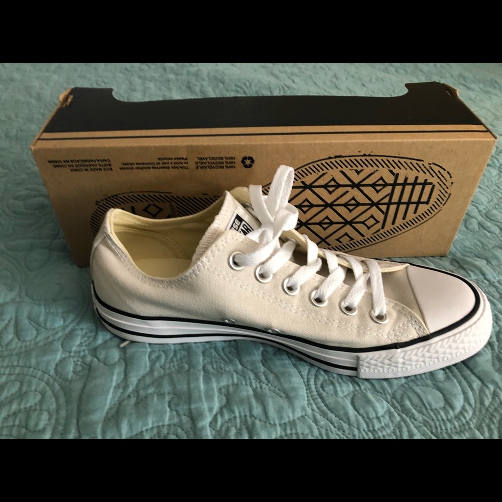 New in box Women’s Converse shoes size 7.5